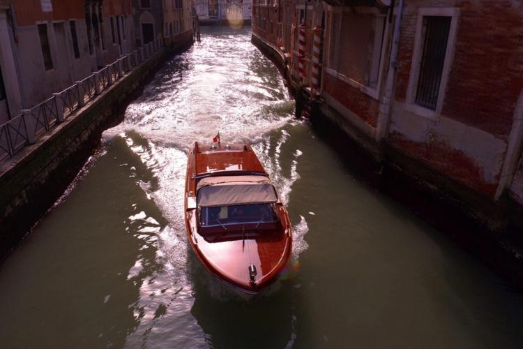 威尼斯的小帆（威尼斯的小船视频）
